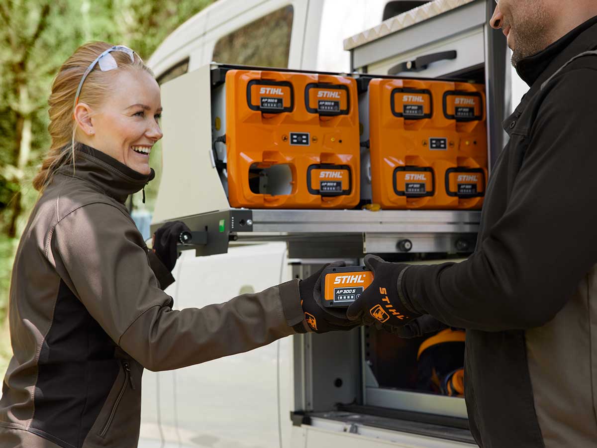 Store and charge batteries safely even on the flatbed vehicle.