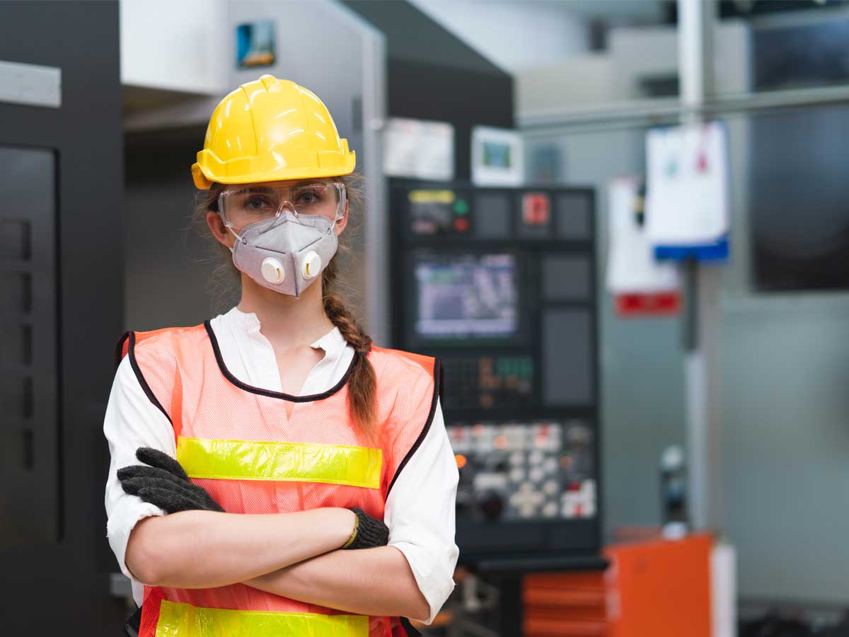 frau-produktion-mit-maske.jpg