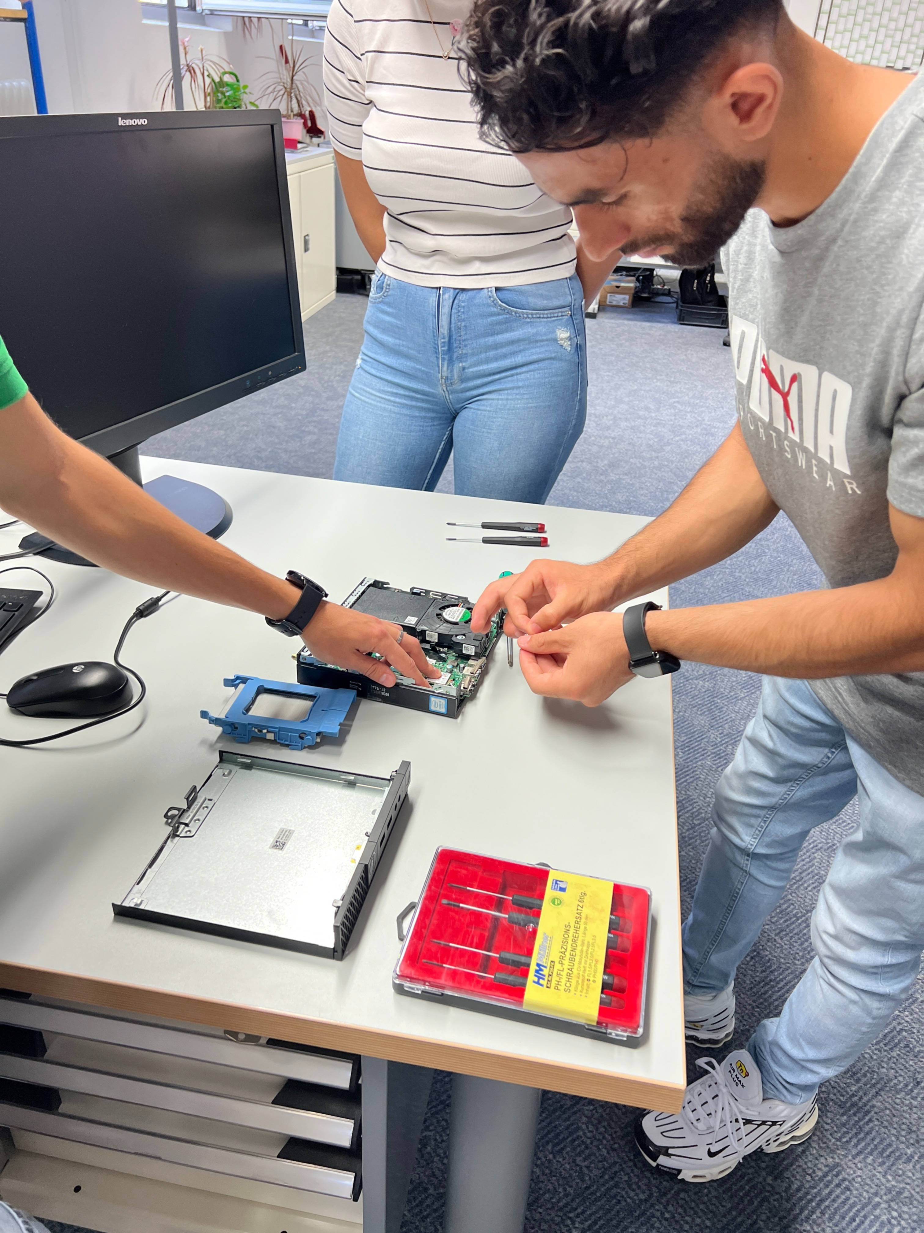 Azubis bauen Computer zusammen