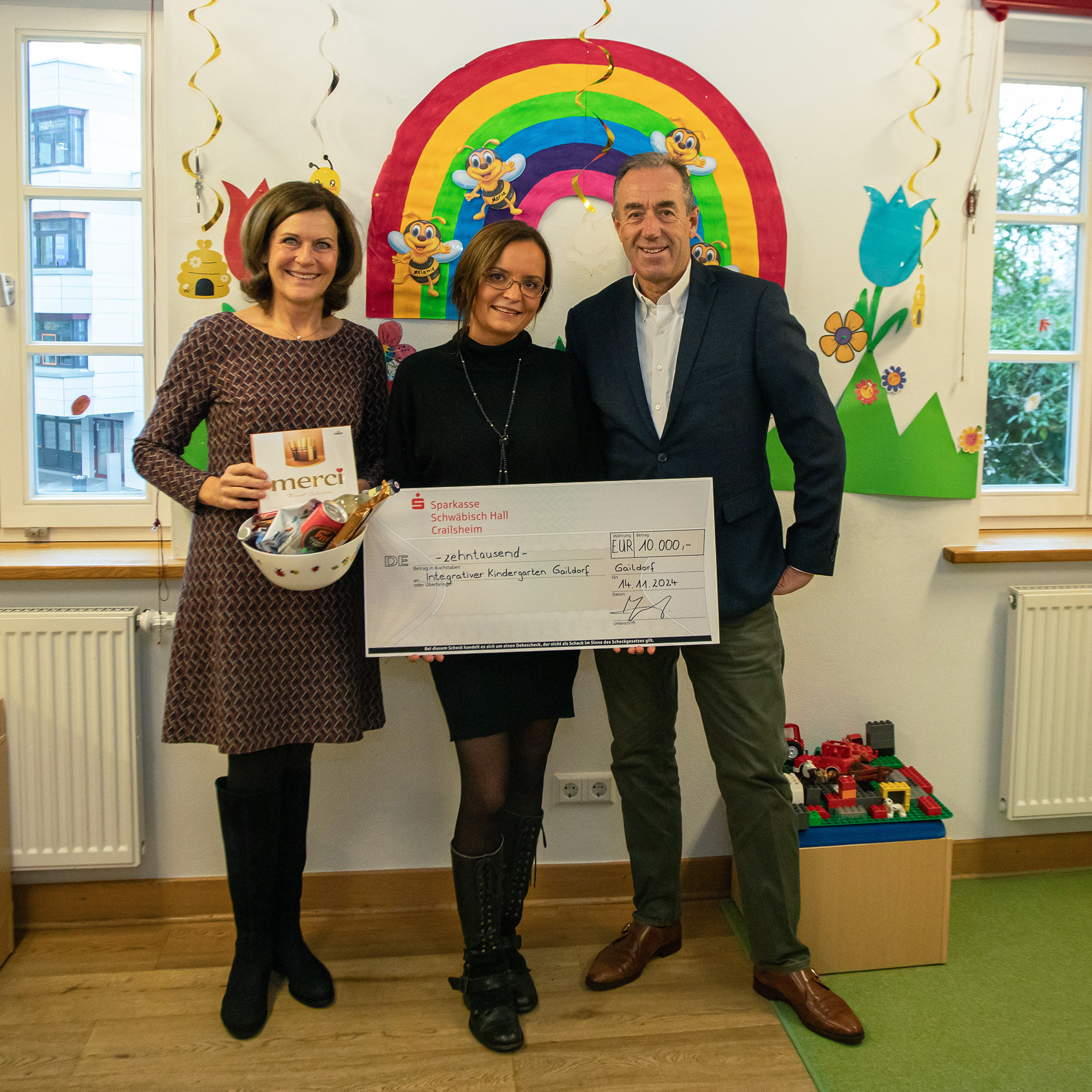 Scheckübergabe zwischen der  Johanna-und-Wilhelm-Bott-Stiftung und der integrativen Kinderkarten Gaildorf