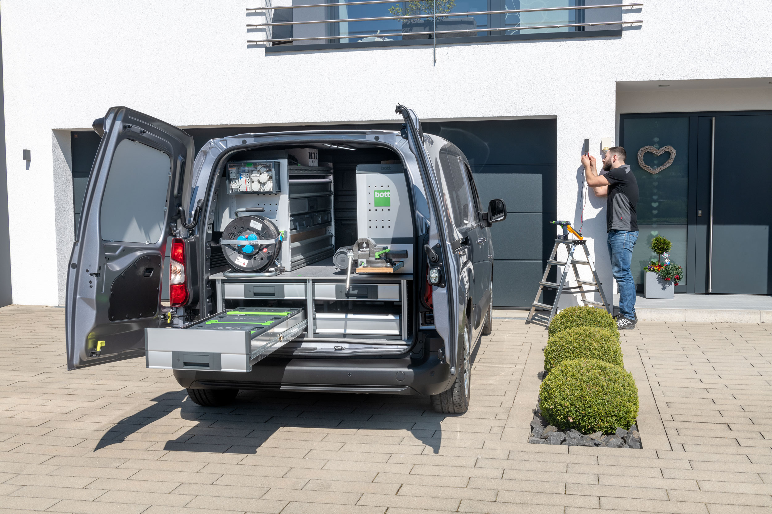 Mit ALUSTECK® eine VW T5 Fahrzeugregale selber bauen ist die preiswerte  Alternative zu vielen fertigen Fahrzeugeinrichtu…