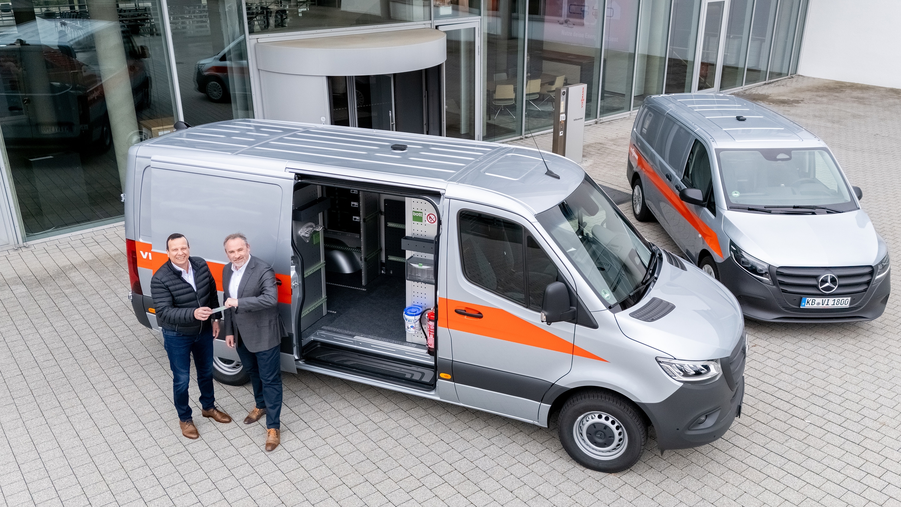 Viessmann Climate Solutions Schlüsselübergabe Herr Umkehr und Herr Bik