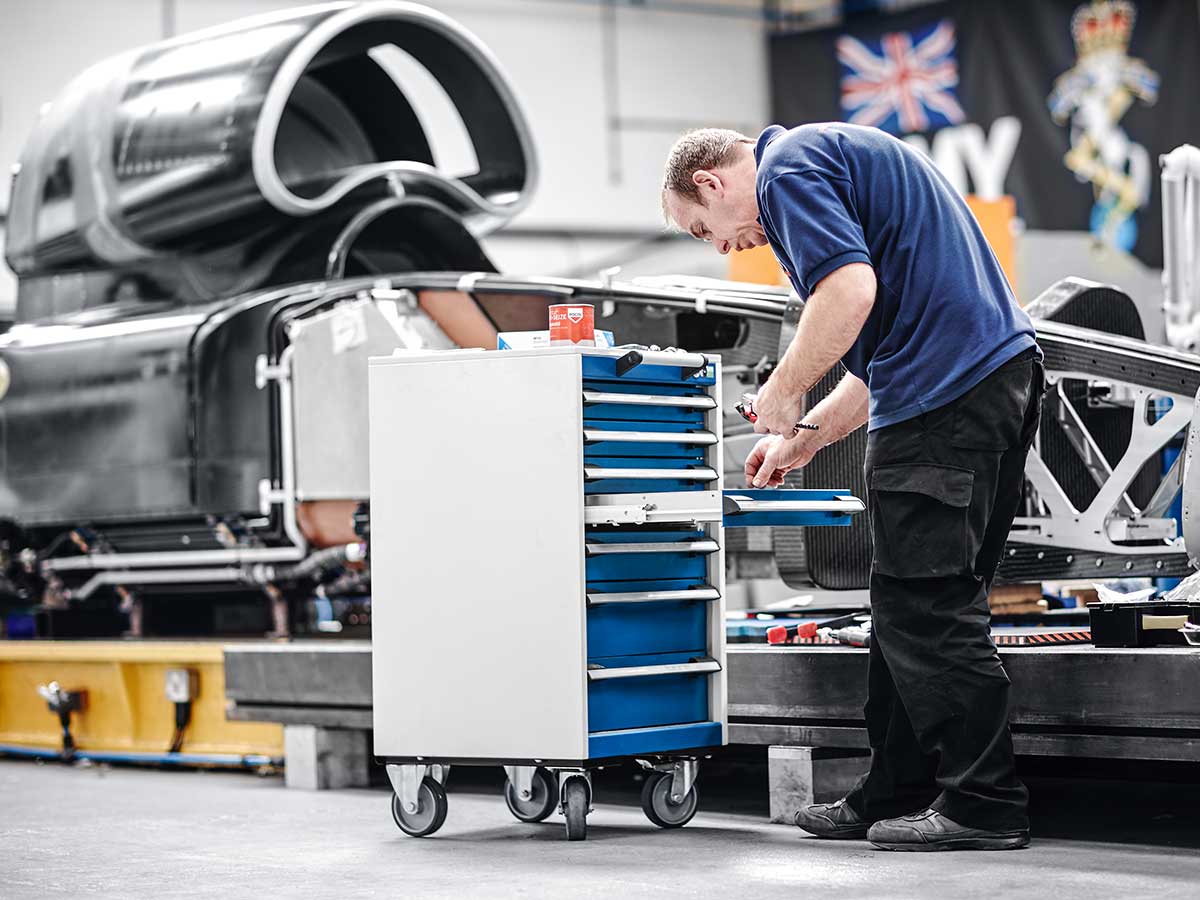 Strukturierte Schubladensysteme für jederzeit griffbereites Werkzeug in Werkstatt und Produktion.