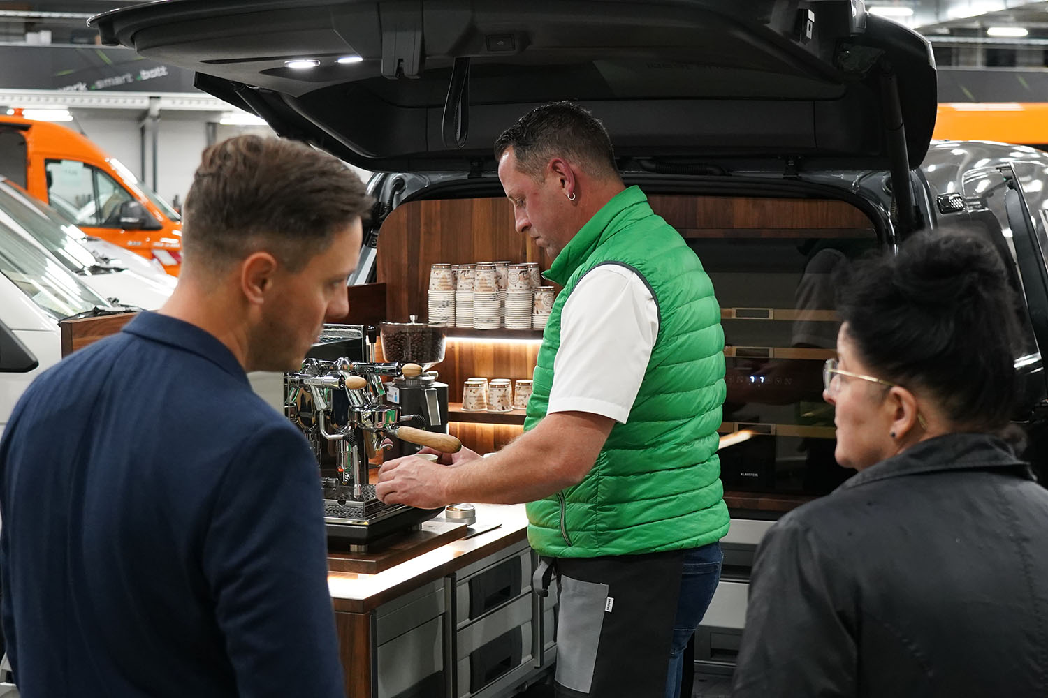 Bewirtung am zur Coffeebar ausgebauten VW ID. Buzz in der Montagehalle des bott Kundencenters