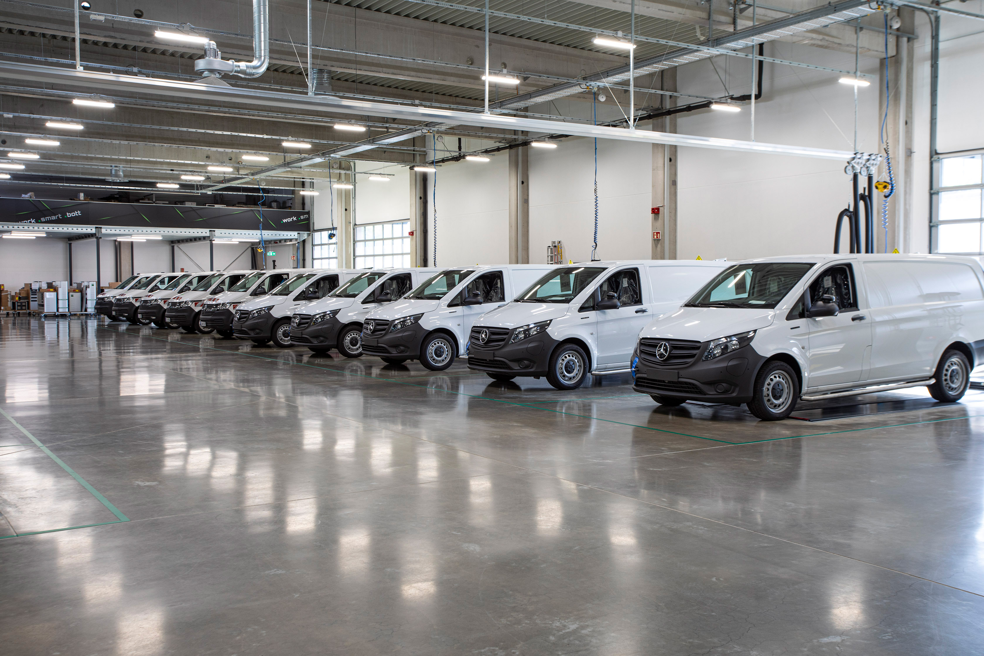 Das Kundencenter von bott in Gaildorf Münster bietet in seiner Fahrzeugeinbauhalle Platz für 40 Montageplätze