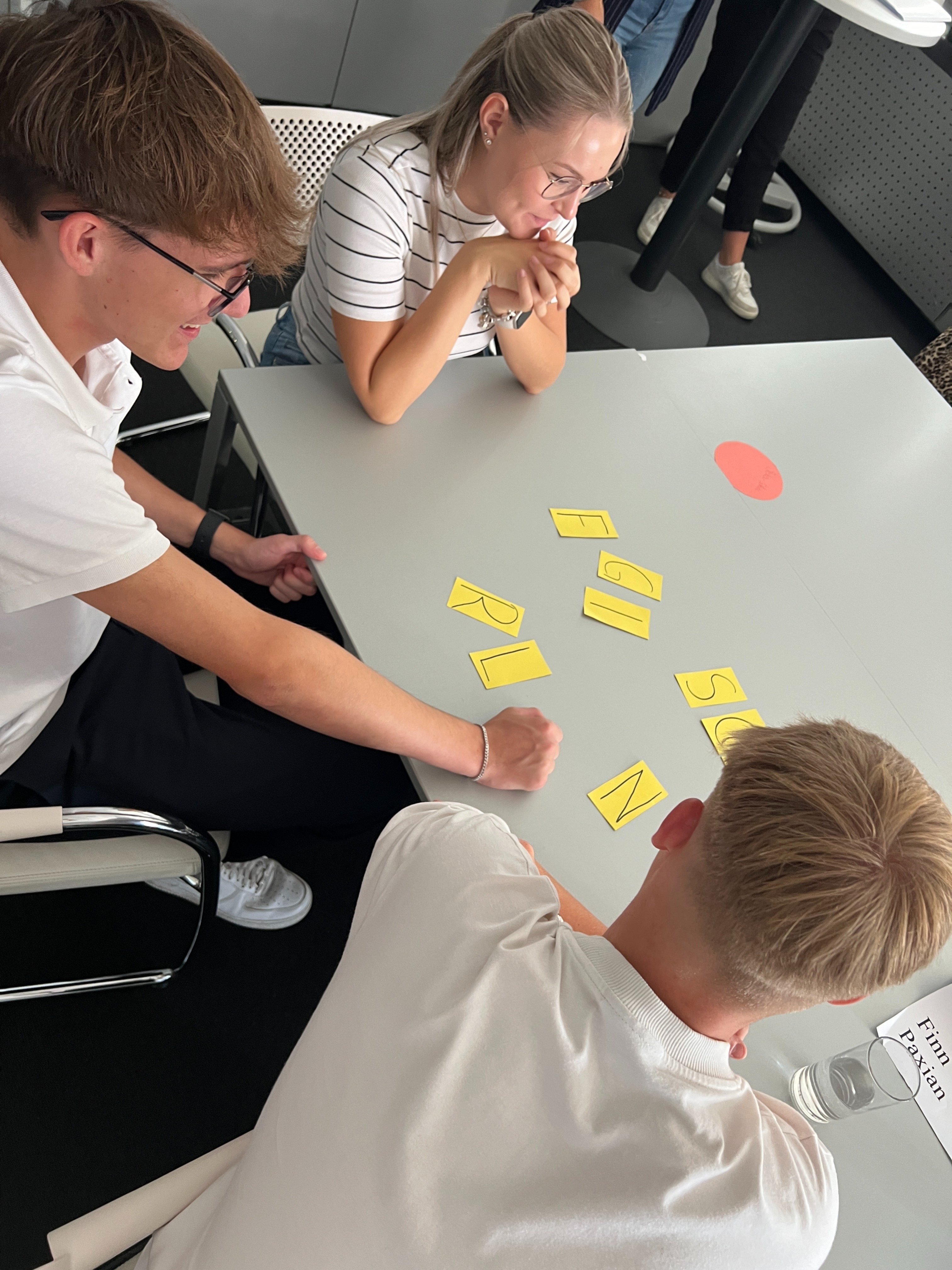 Azubis am Puzzlen