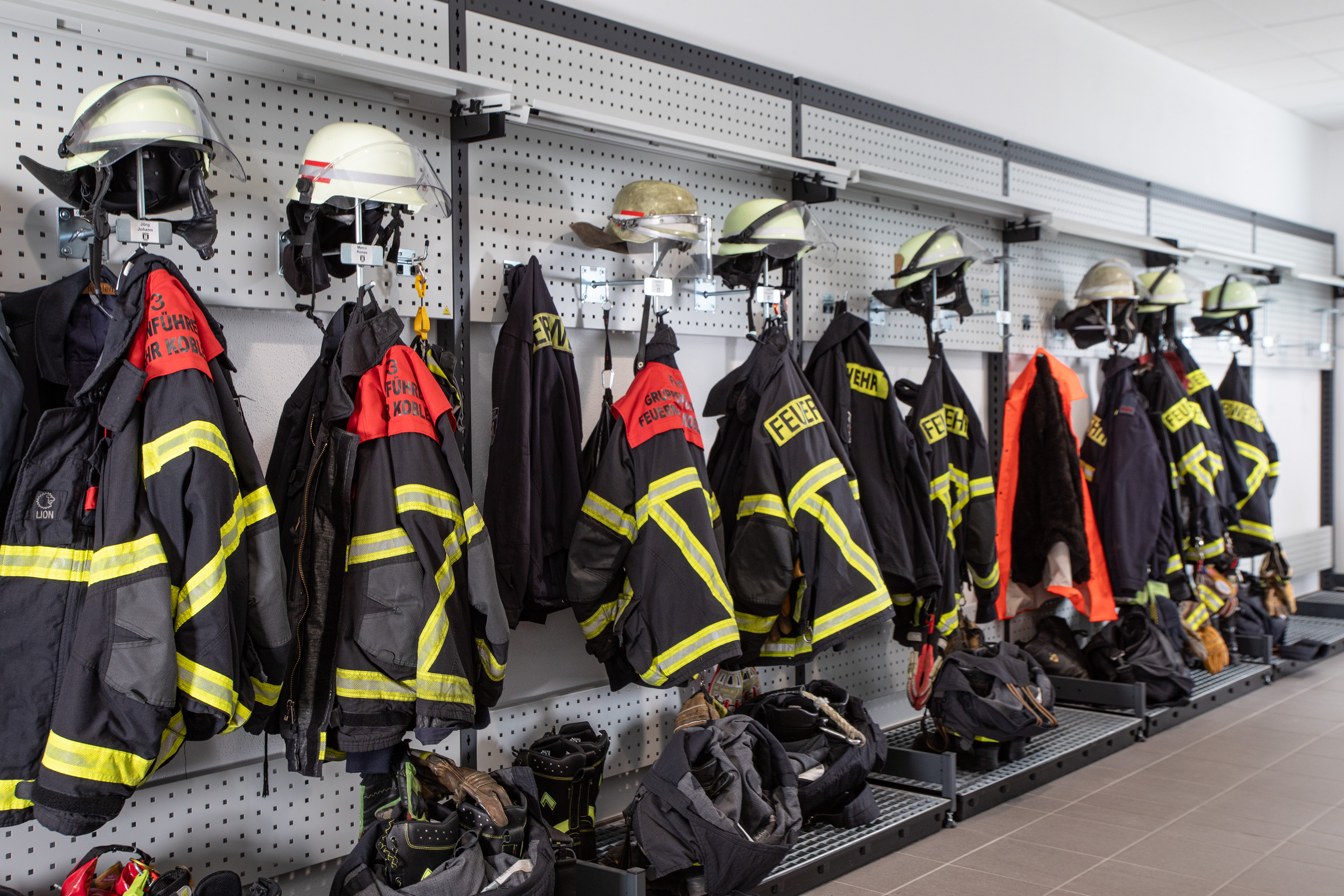 Bei Notfällen müssen sich die Feuerwehrleute blitzschnell für Einsätze ausrüsten. Dafür ist eine robuste und langlebige Betriebseinrichtung unentbehrlich.