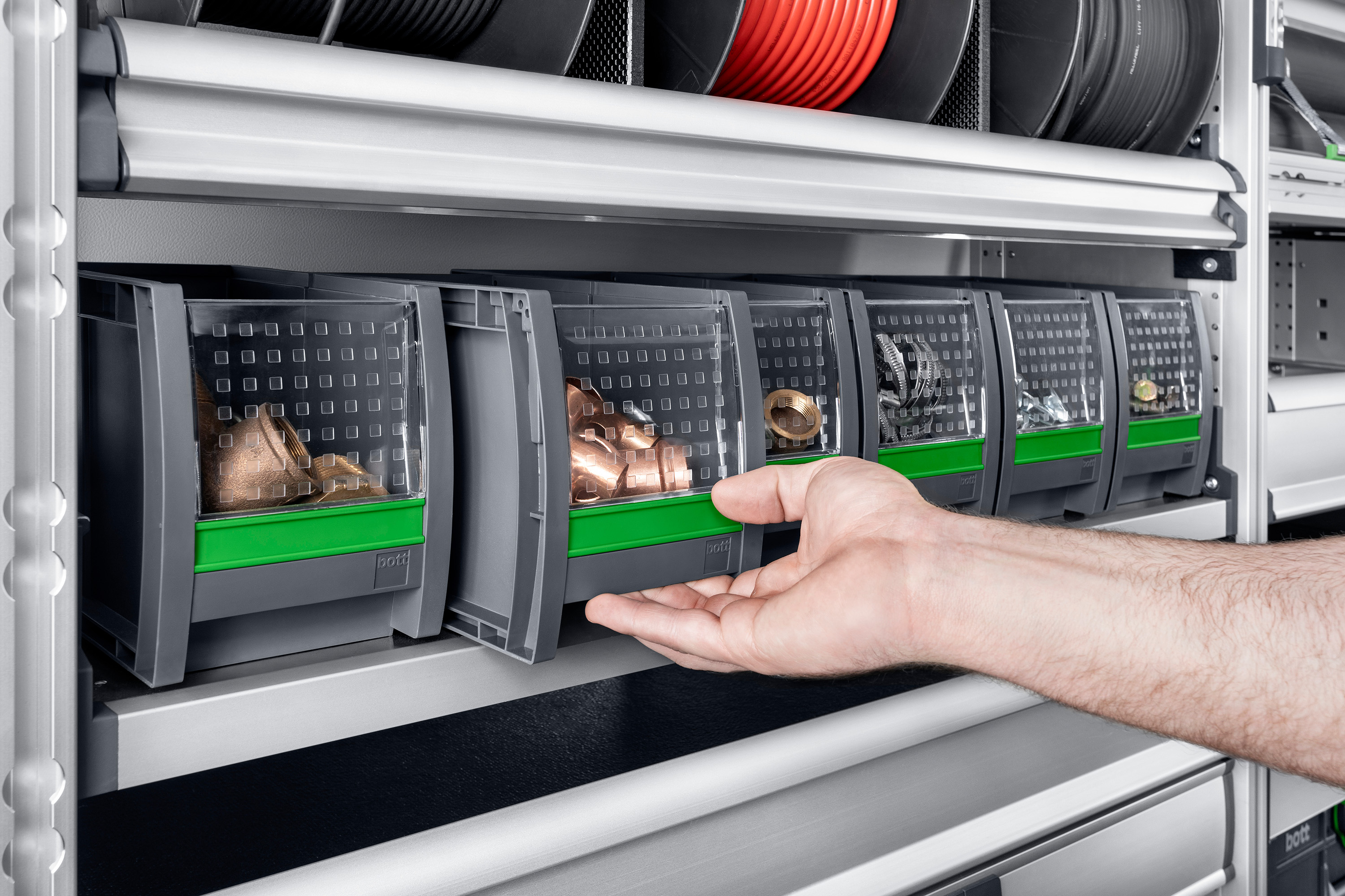 Fittinge in bottBox Sichtlagerkästen - Urheber Bott GmbH & Co. KG.jpg