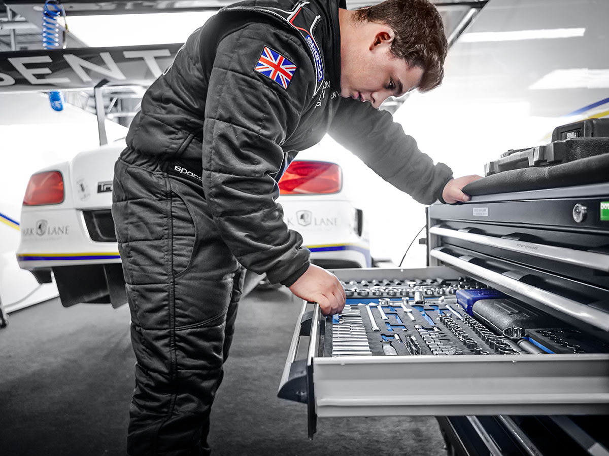 Tool drawer cabinet for the pit stop