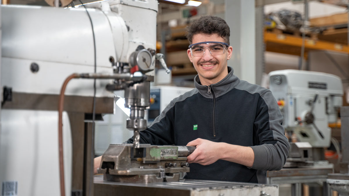 Im Ausbildungscenter von bott lernen Azubis den Umgang mit Produktionsmaschinen