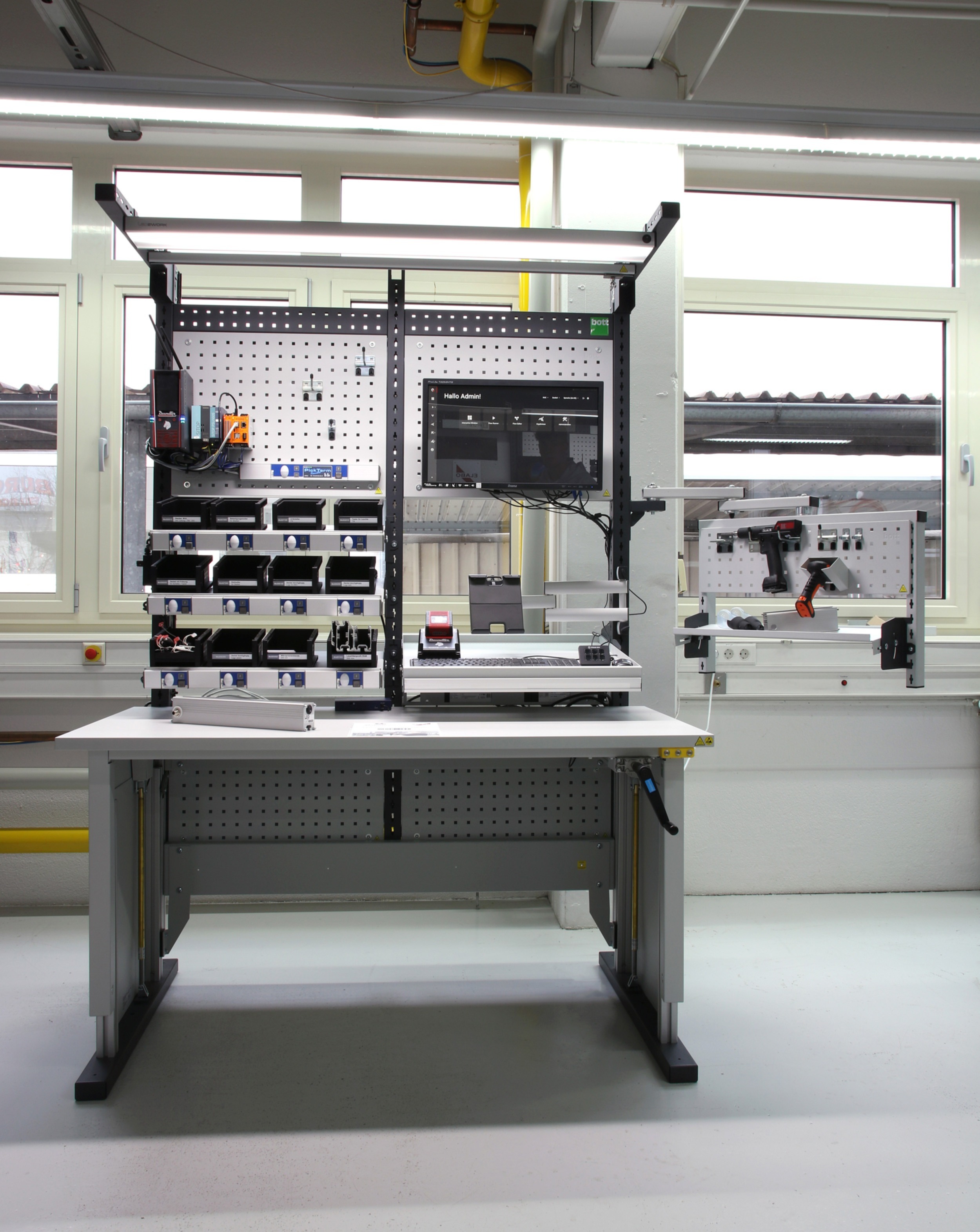 Bild1-bott-Montagearbeitsplatz-mit-Assistenzsystem-von-ELABO.jpg