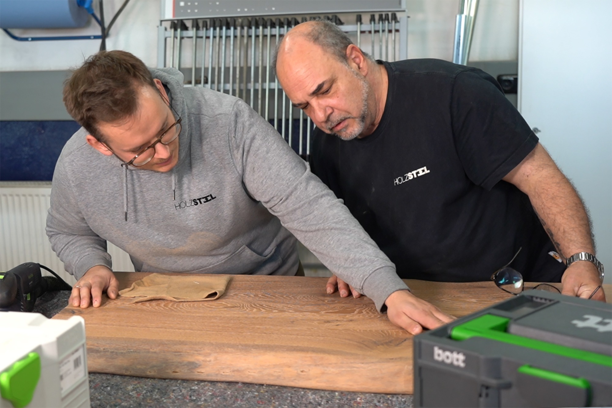 Massivholzzplatte hergestellt von der HolzSTEEL GmbH.