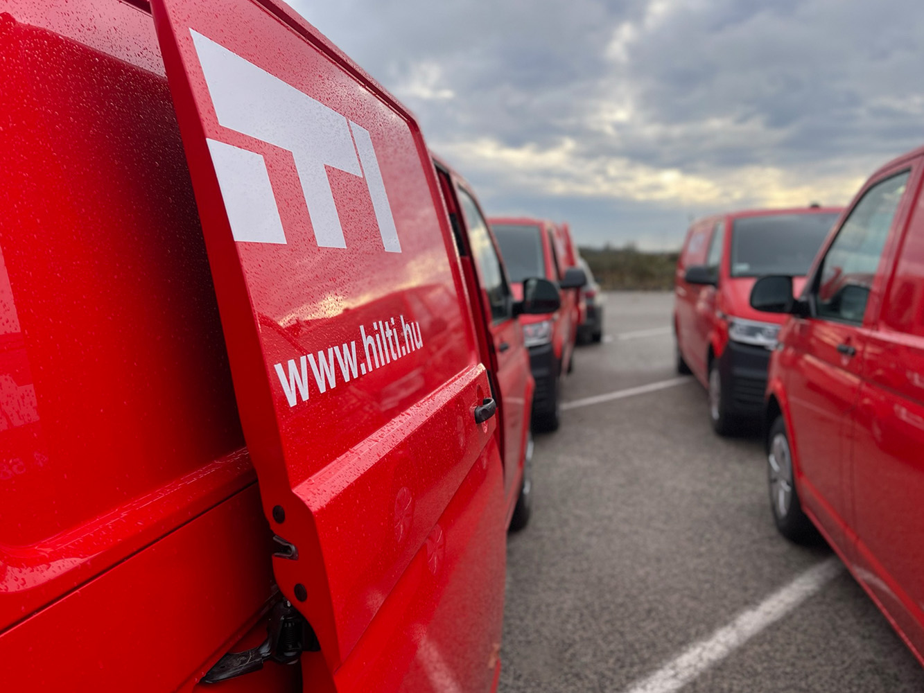 Verschiedene VW T6.1 aus der Flotte von Hilti Ungarn