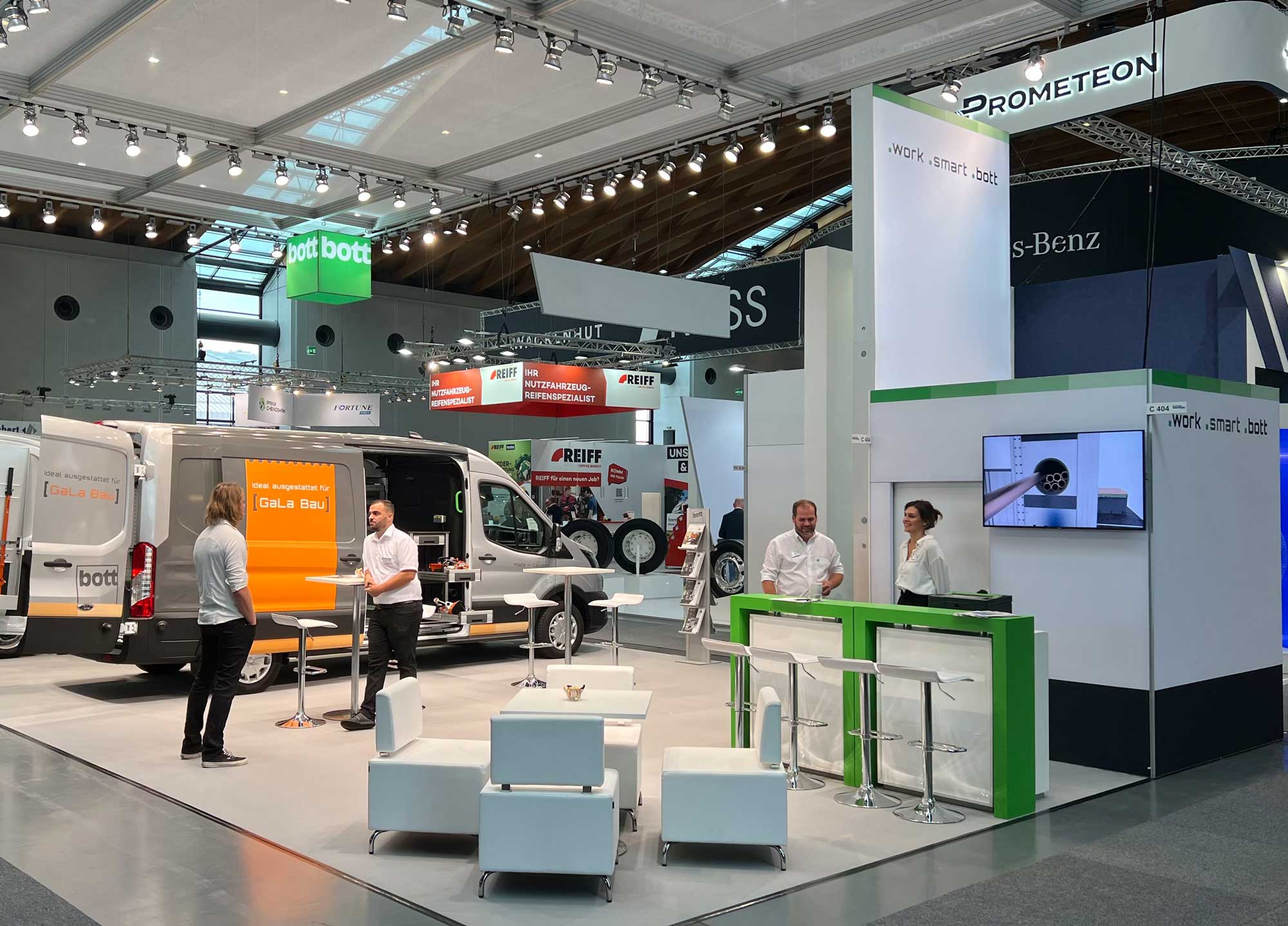 Nufam_2023-Stand-mit-Messebesuchern.jpg