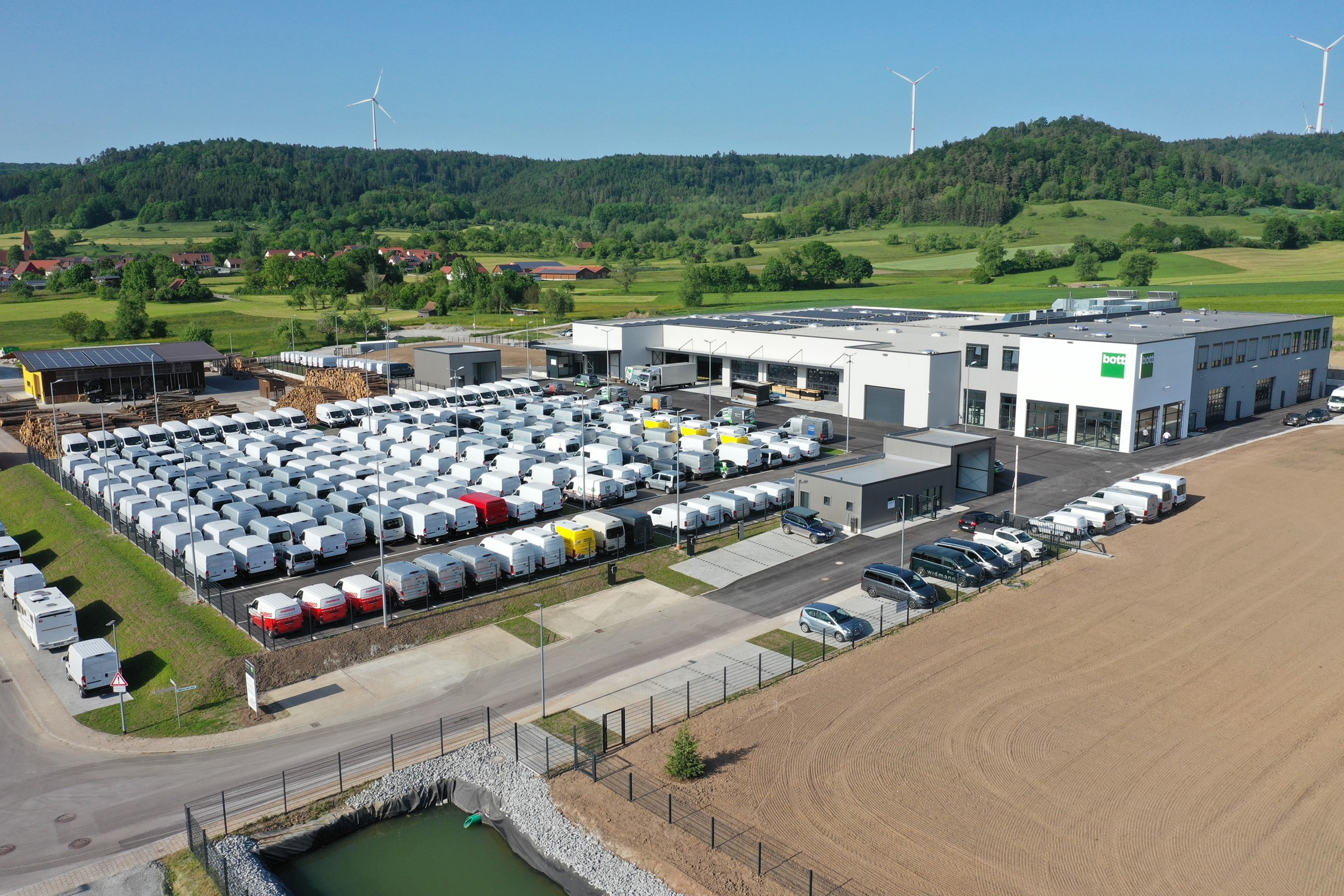 Neues Kundencenter mit Außenbereich für etwa 300 Kundenfahrzeuge in Gaildorf Münster