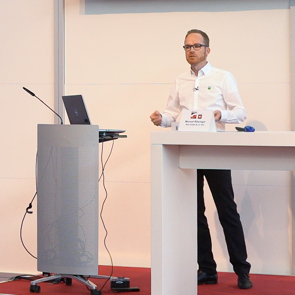 Manuel Rösinger hält Vortrag über digitale Assistenzsysteme auf der Motek 2023