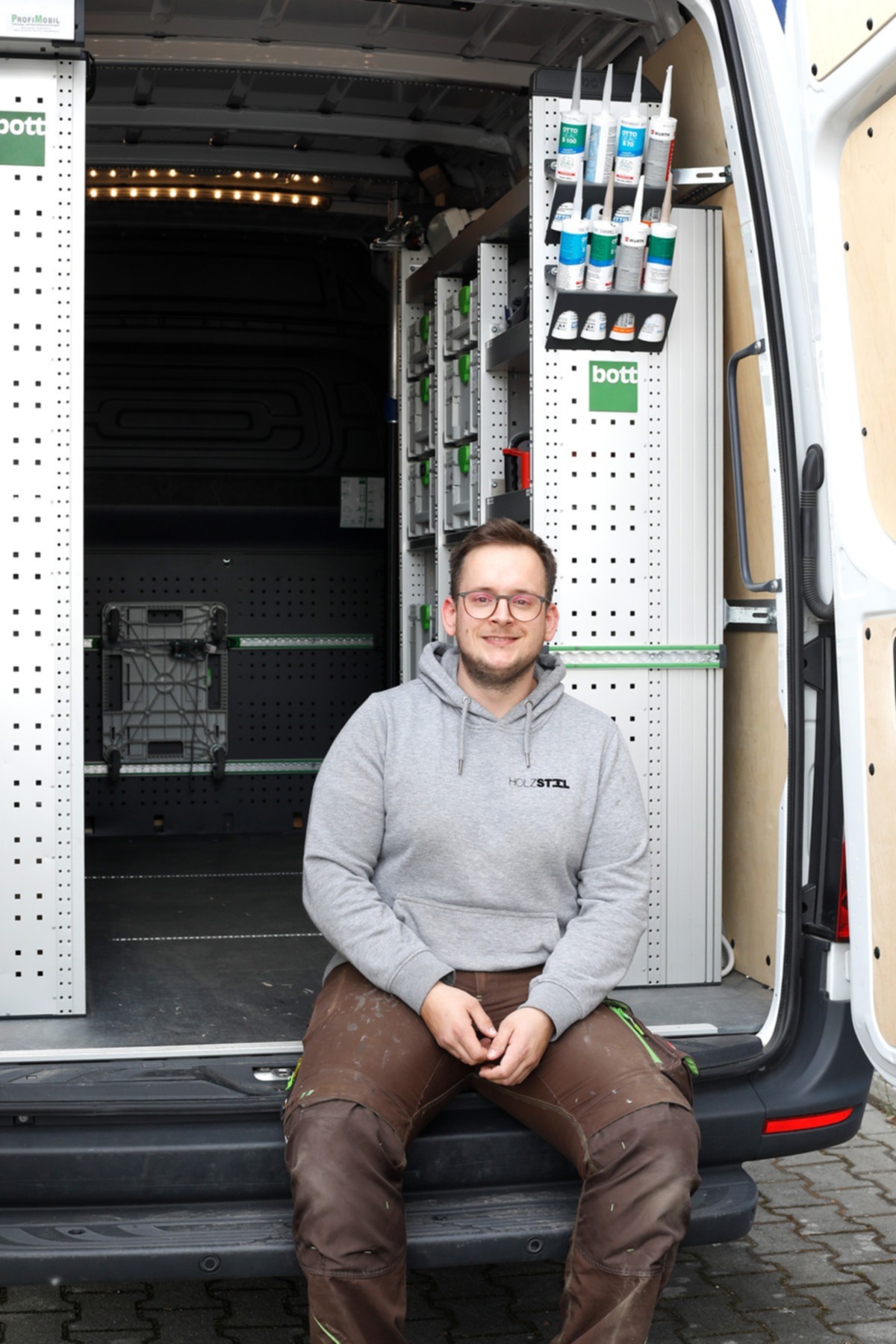 Geschäftsführer der HolzSTEEL GmbH Sebastian Herold mit seinem von bott ausgebauten Mercedes-Benz Sprinter.