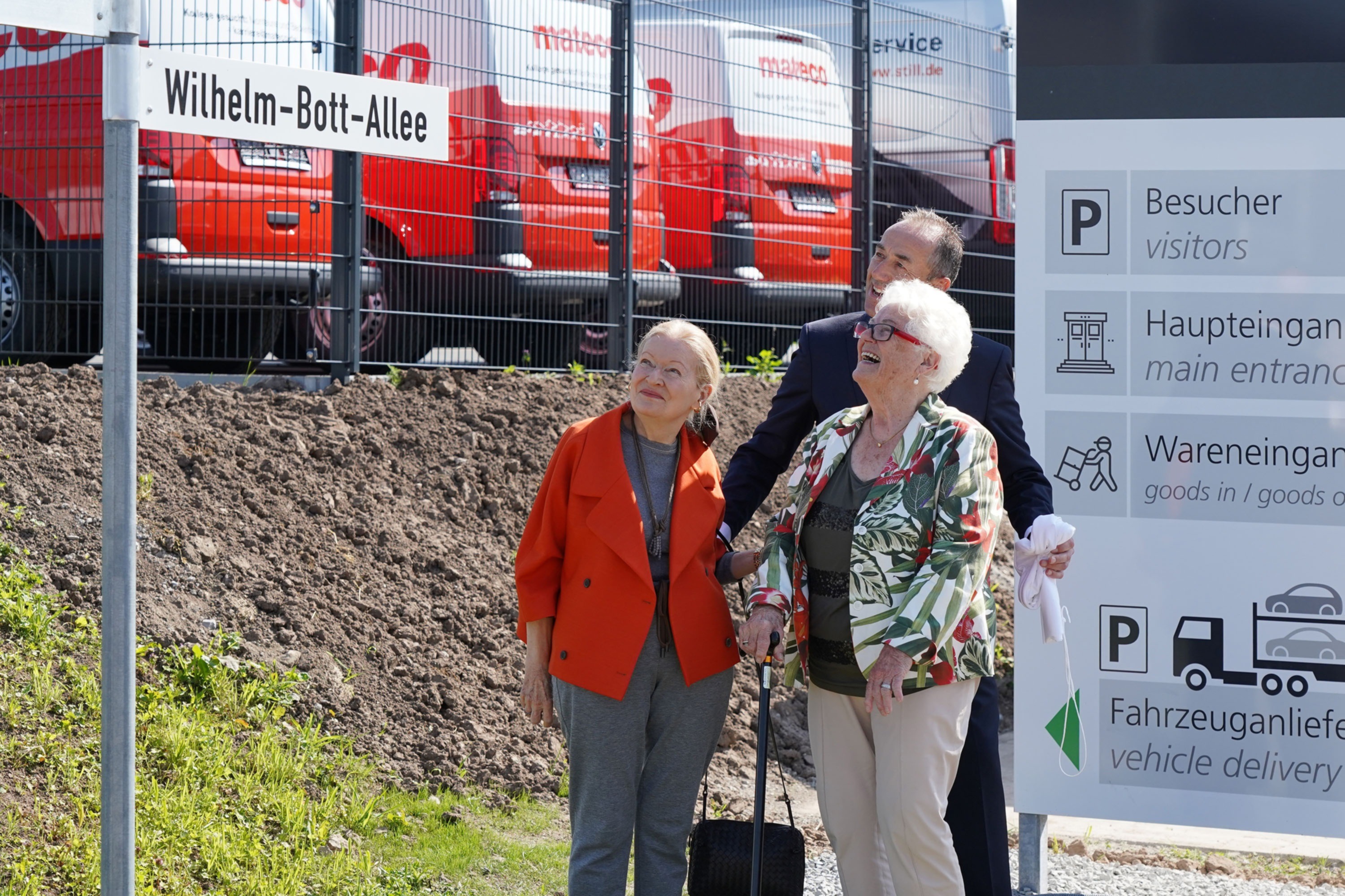 Die Töchter Sonja Bott und Inge Klingler des Unternehmensgründers Wilhelm Bott haben den Namen der Zufahrtsstraße Wilhelm-Bott-Allee enthüllt.