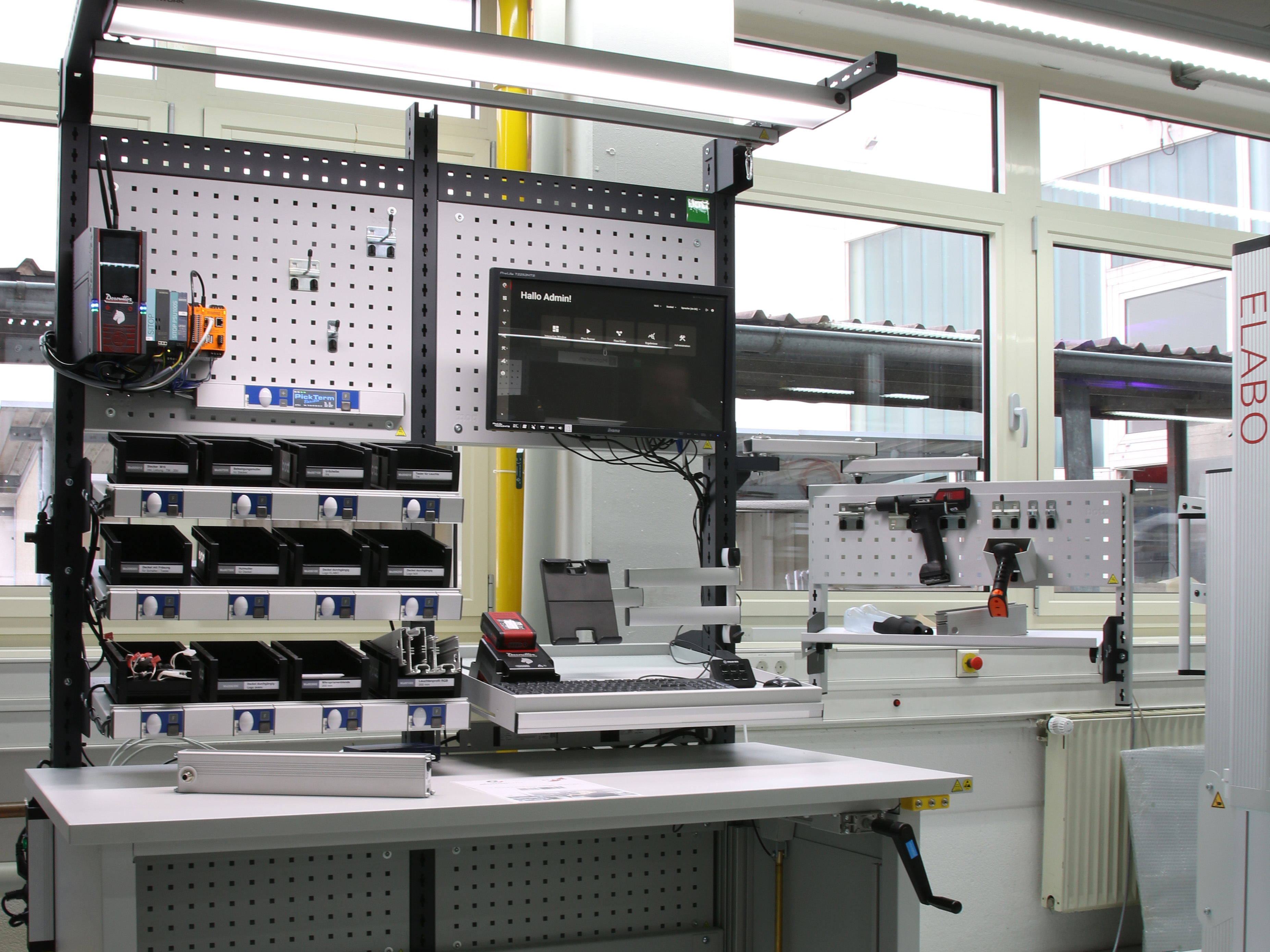 Bild2-bott-Montagearbeitsplatz-mit-Assistenzsystem-von-ELABO-Detailansicht.jpg