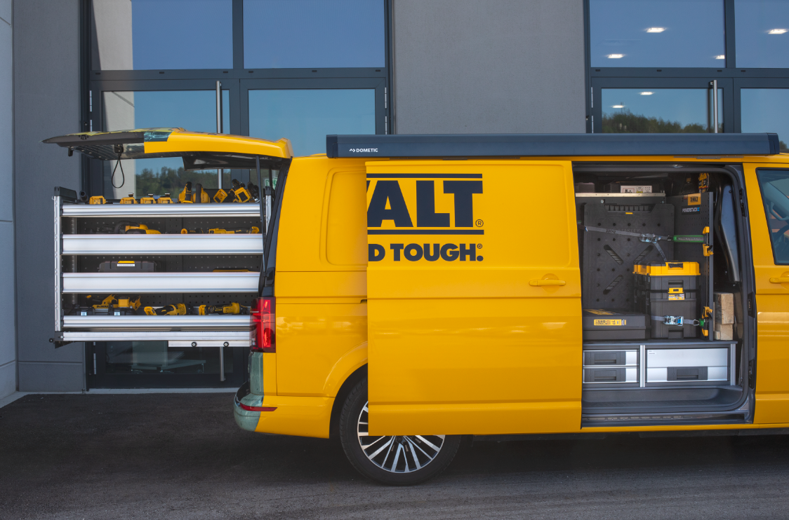 Die modulare bott vario3 Fahrzeugeinrichtung ermöglicht DEWALT eine effiziente Nutzung des Laderaums bis unter das Dach und bietet so maximale Funktionalität im täglichen Einsatz.