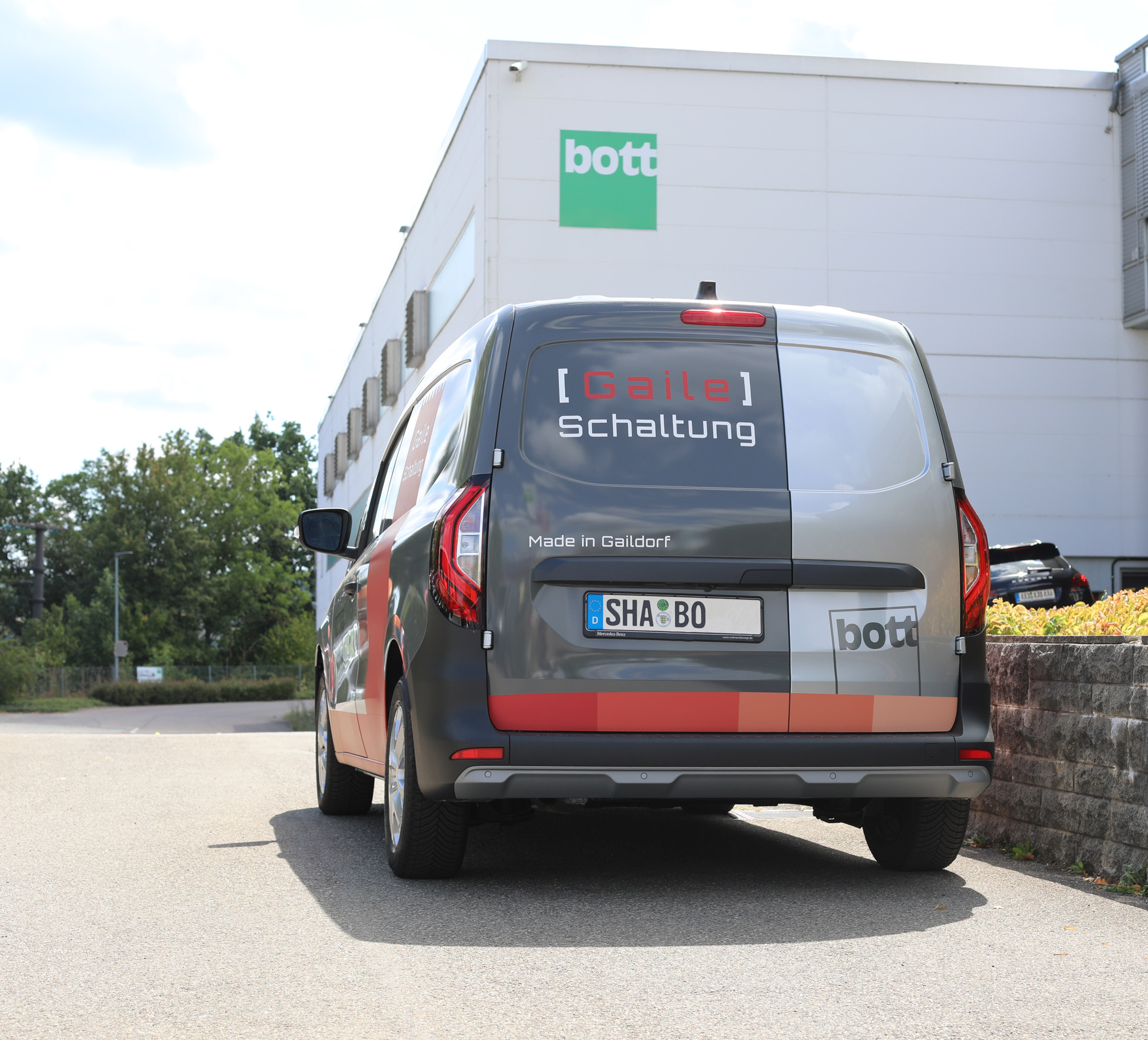 PM-IAA2022-2-Gaile-Schaltung-Renault-Kangoo-Heck.jpg