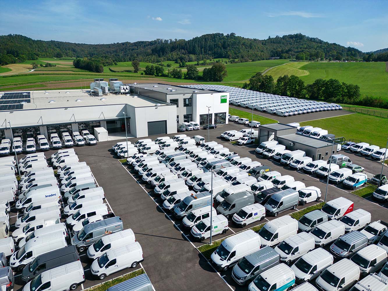bott Kundencenter in Gaildorf mit Kundenfahrzeugen