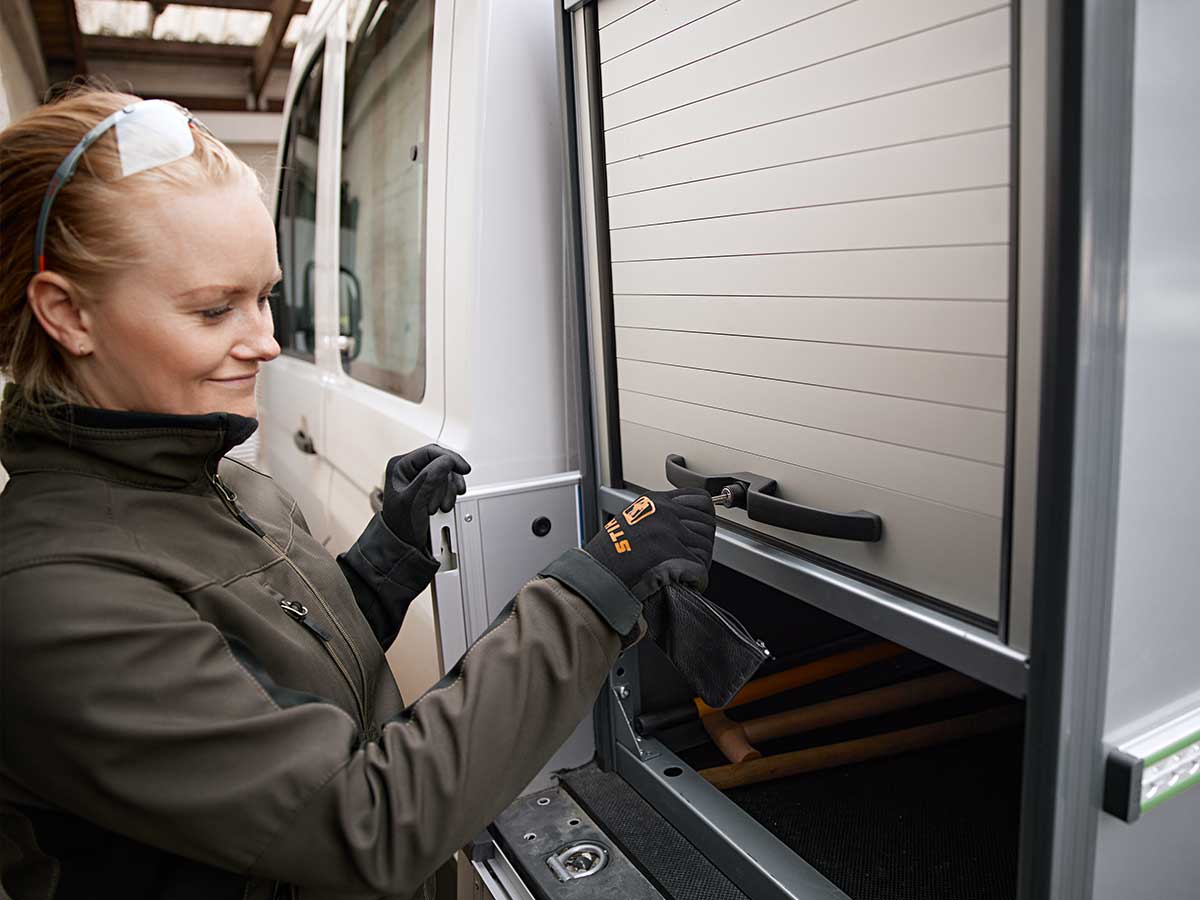 The bottTainer powered by STIHL can store batteries in a theft-proof manner.