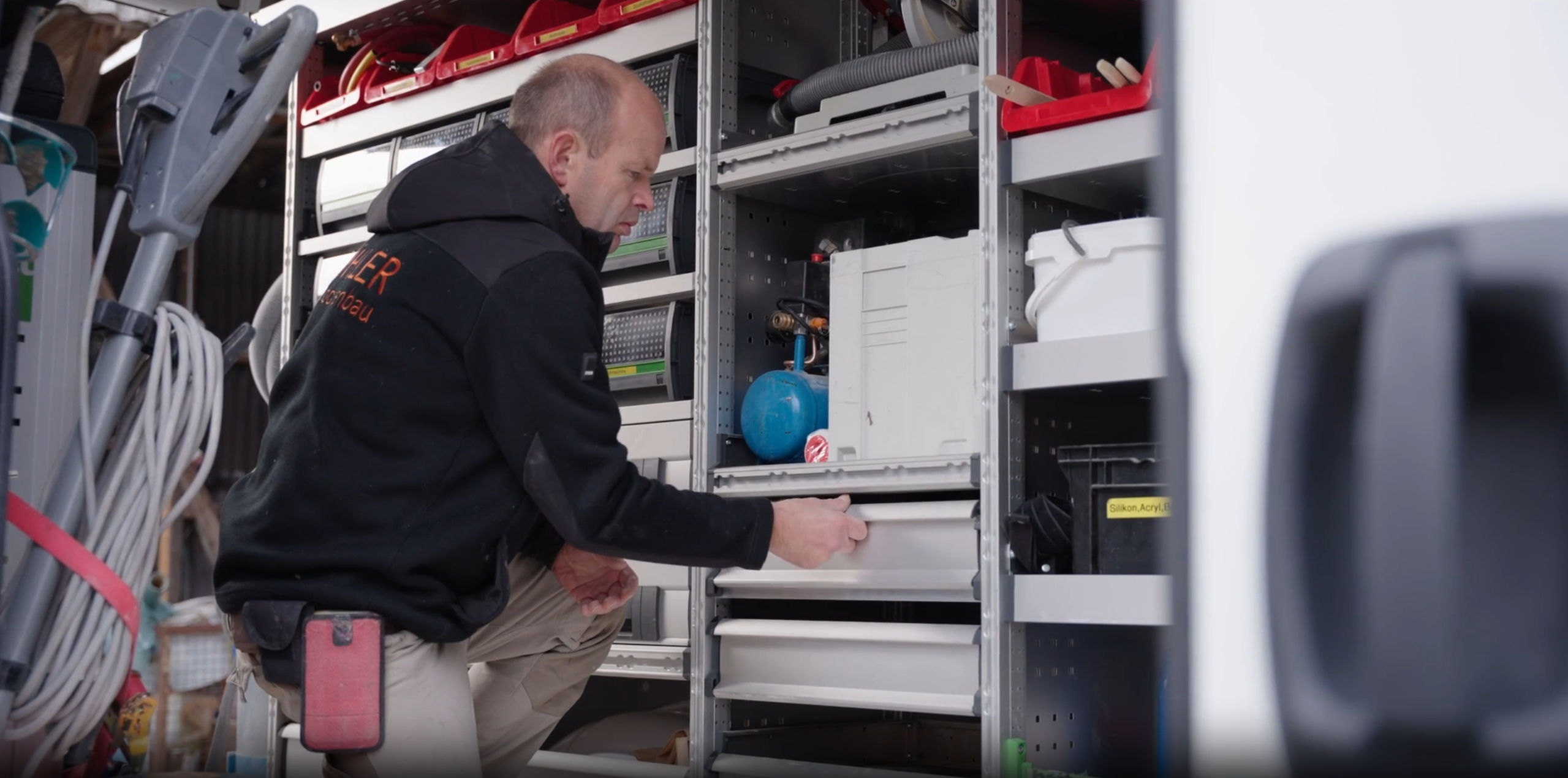 Die Köhler Fußbodenbau GmbH hat in den letzten Monaten ausgiebige Erfahrungen mit der bott vario3 Fahrzeugeinrichtung und den Maschinen von WOLFF gesammelt