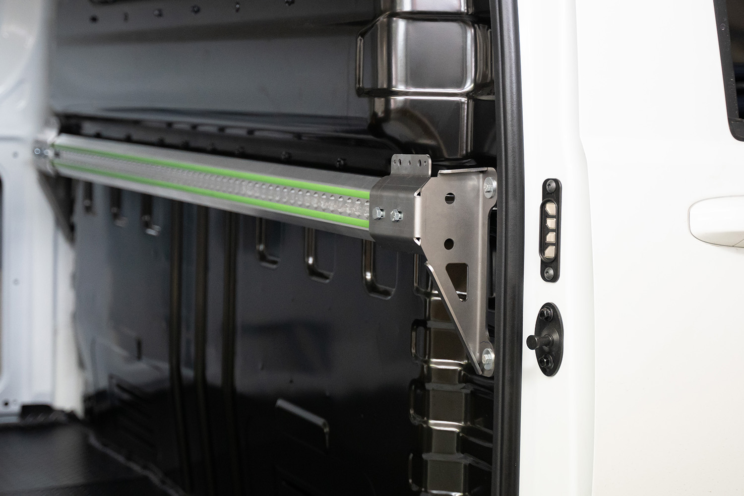 Maxus eDeliver7 Trennwand Zurrschiene