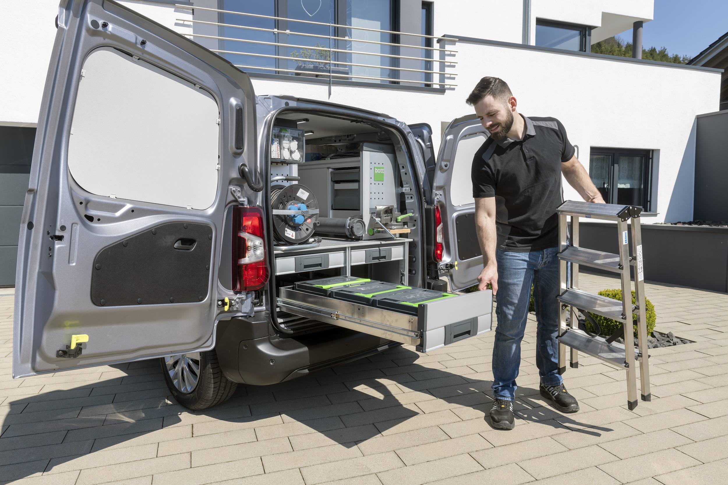 Fahrzeugeinrichtung für Handwerker, ausziehbares Unterflurmodul für Elektriker