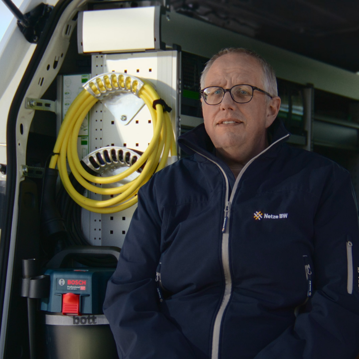 EnBW Teamleiter Norman Scheck mit bott vario3 Fahrzeugeinrichtung