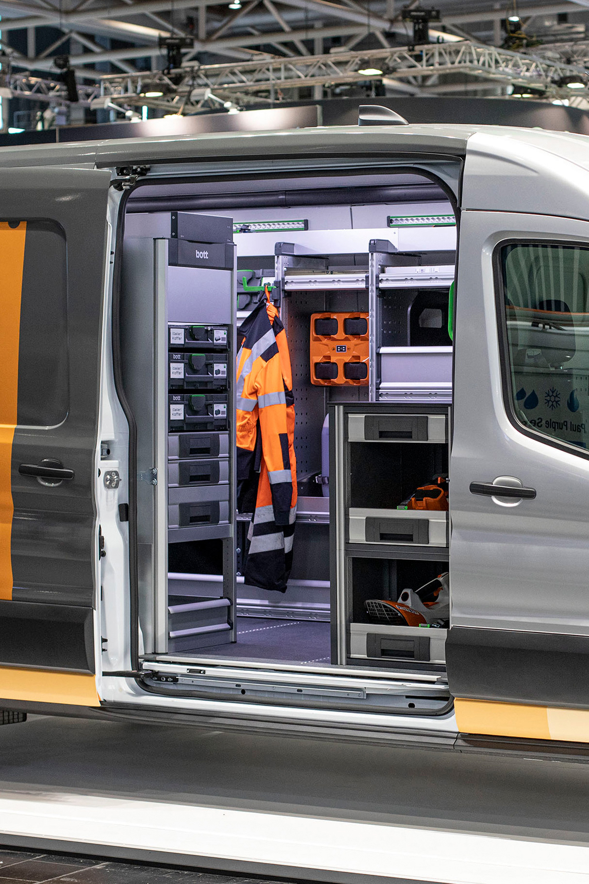 Bild2-Ford-Transit-mit-bott-vario3-powered-by-STIHL-Fahrzeugeinrichtung-Urheber-Bott-GmbH-&-Co.-KG.jpg