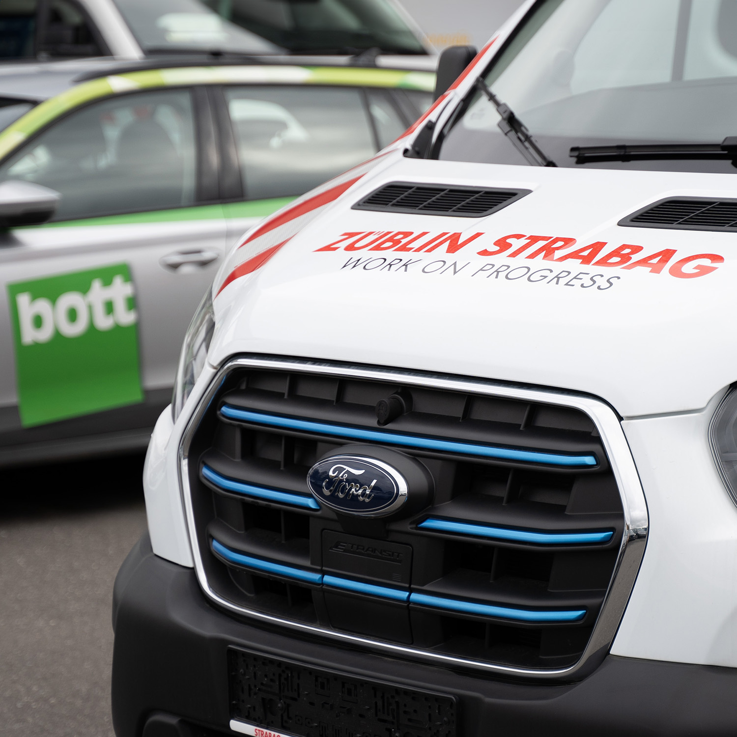 Ford E-Transit von STRABAG und Fahrzeug von bott